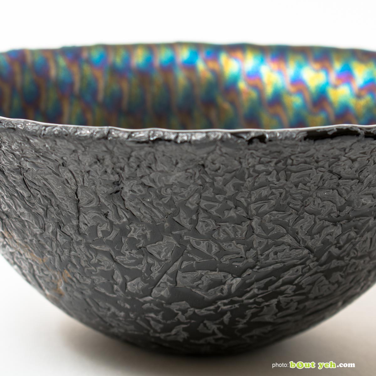 Iridised peacock pattern black glass bowl, hand made by Keith Sheppard Irish glassware - photo 1549